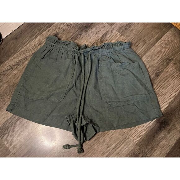 Universal Threads Green Shorts Woman’s Size Medium - Picture 1 of 7